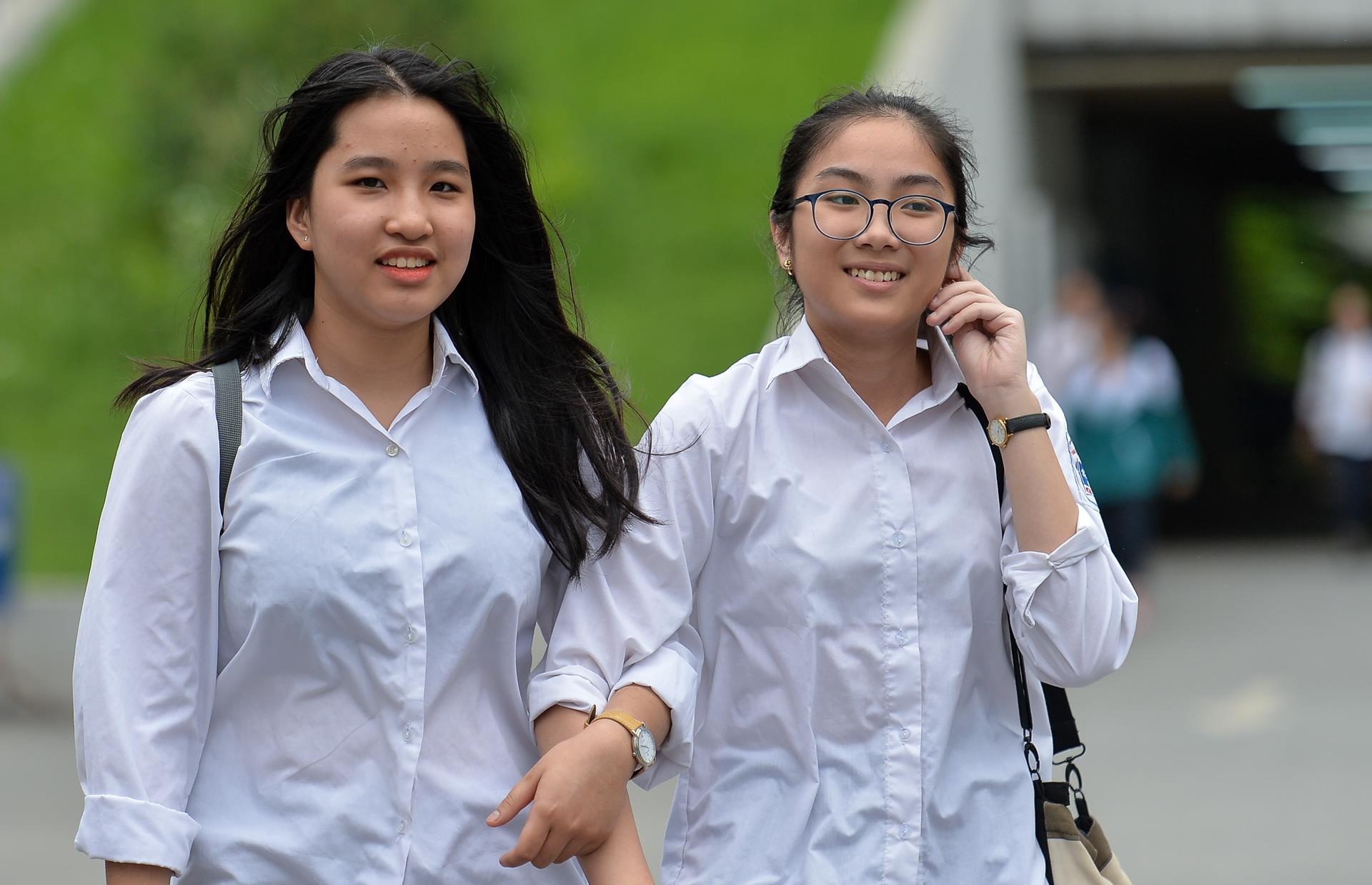 De Ngu van lop 10 o Ha Noi an toan, Sai Gon sang tao hinh anh