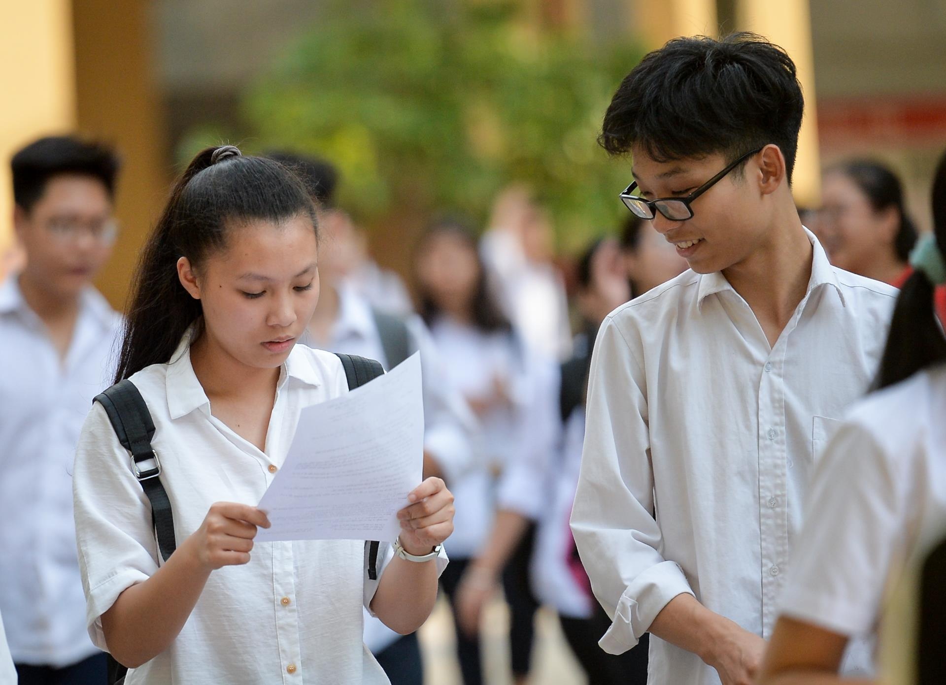 'De thi Toan vao lop 10 khien hoc sinh hung huc tinh toan' hinh anh