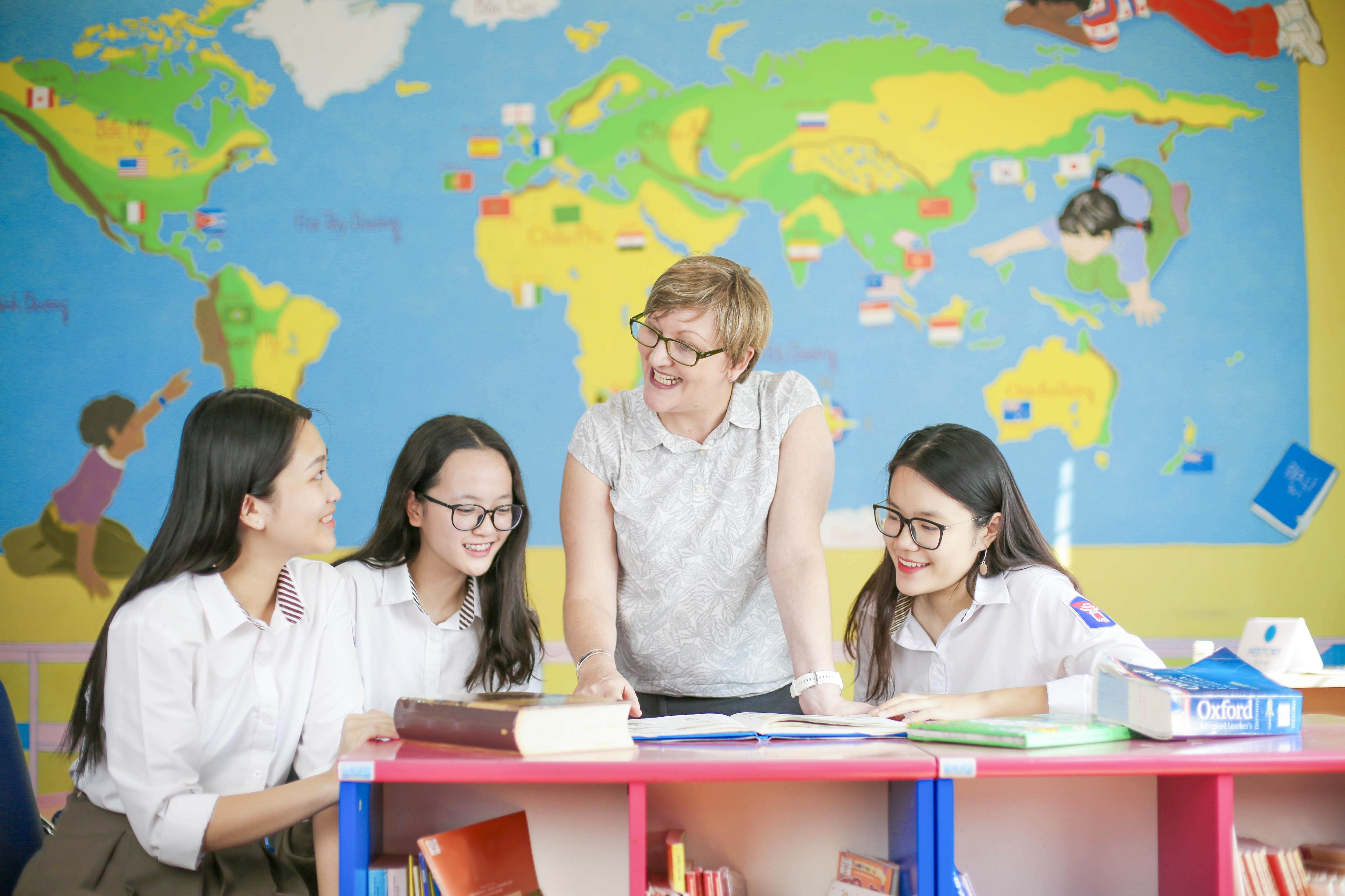 luong giao vien tram trieu truong quoc te anh 2