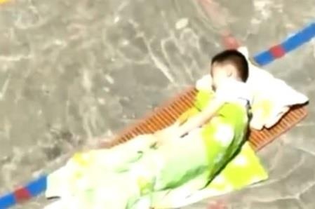 Co giao mam non phat tre ngu giua san xi mang ngoai troi nang 33 do C hinh anh