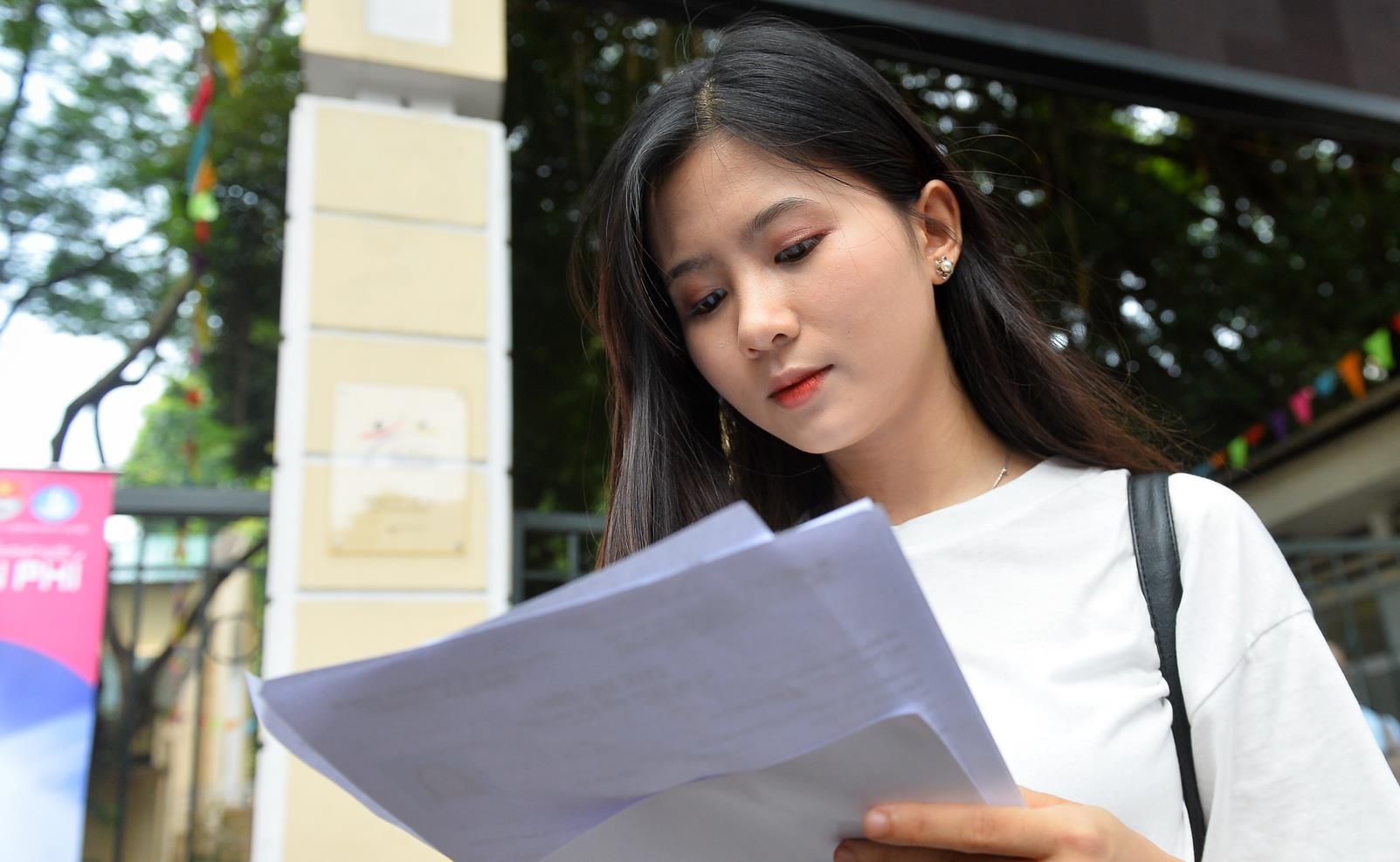 De thi Ngu van hoi ve 'Ai da dat ten cho dong song?' hinh anh
