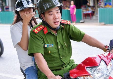 Canh sat hu coi xe chuyen dung ho tong thi sinh Ha Giang di thi hinh anh