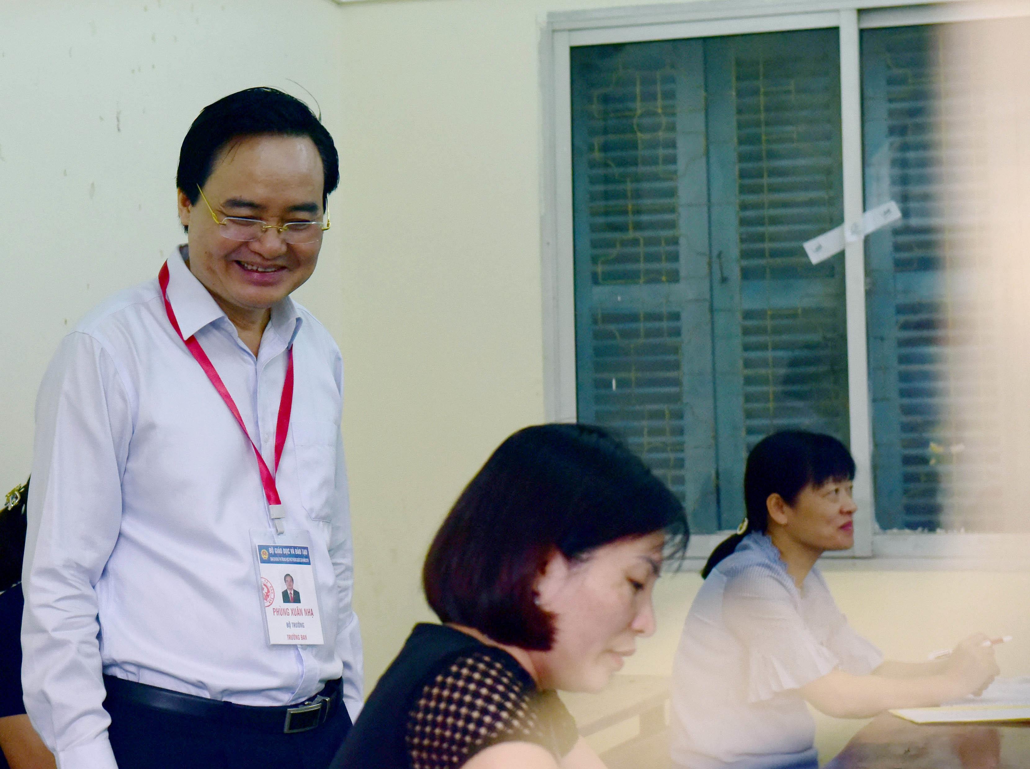 Bo truong GD&DT Phung Xuan Nha: 'Khong duoc lo la trong cham thi' hinh anh
