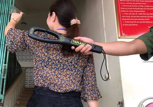 Dung xat muoi vao long nha giao hinh anh