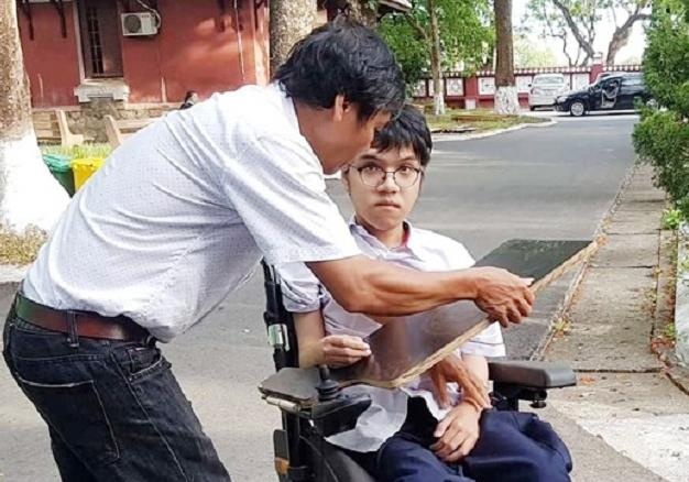 Thi sinh 12 nam 'ngoi tren lung cha' di hoc dat 10 diem mon Tieng Anh hinh anh