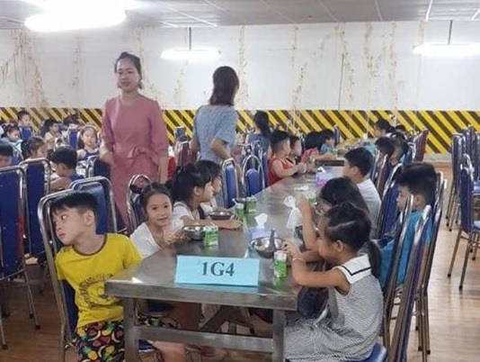 học sinh ăn dưới hầm gửi xe ảnh 1 hoc sinh an duoi ham gui xe anh 1