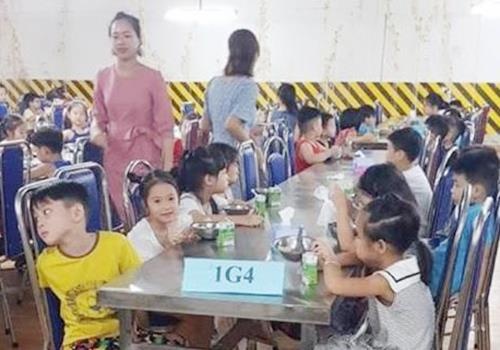 Phu huynh tranh luan ve truong Newton cho hoc sinh an o ham gui xe hinh anh