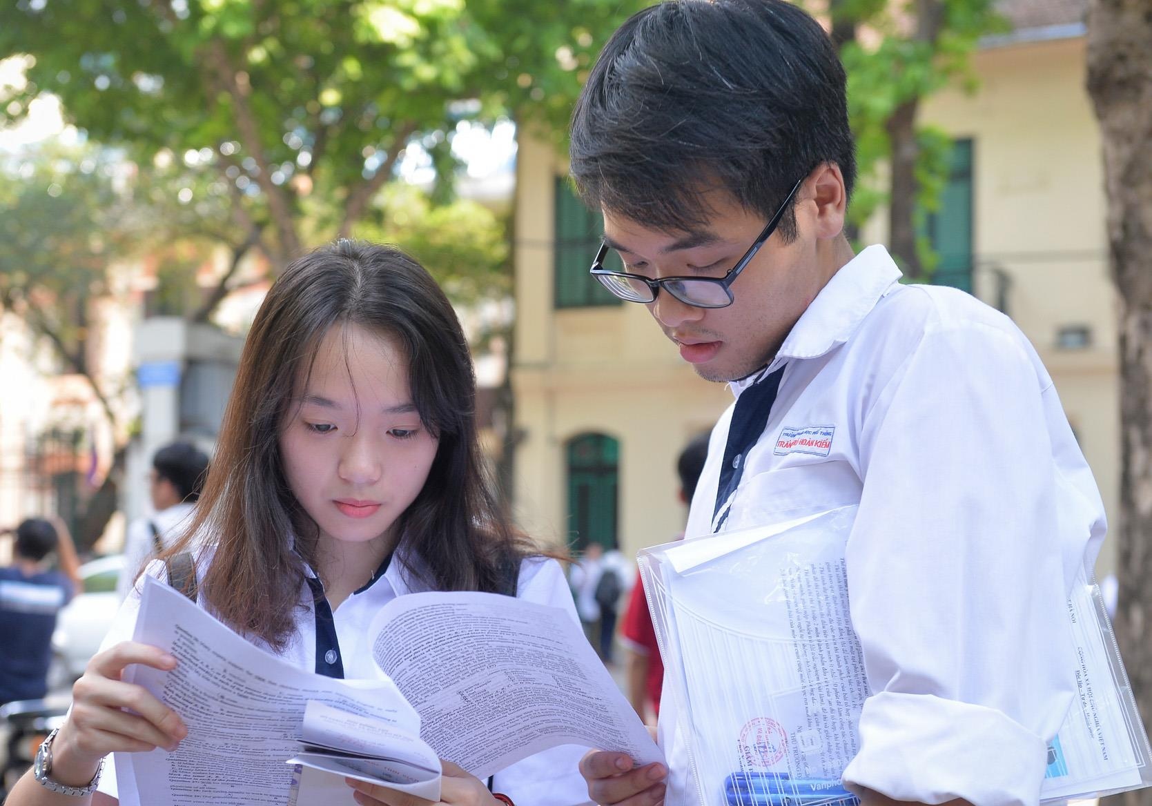 Vi sao Lich su, Tieng Anh 'doi so' ve diem thi? hinh anh