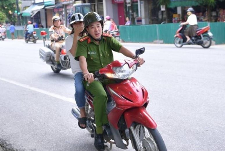 Nu sinh ngu muon duoc cong an Ha Giang cho di thi do tot nghiep hinh anh