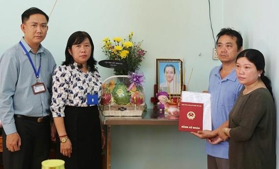 Trao bang cu nhan cho sinh vien qua doi vi benh hiem ngheo hinh anh