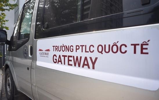 Sau vu be 6 tuoi tu vong, truong Gateway doi nha xe dua don hoc sinh hinh anh