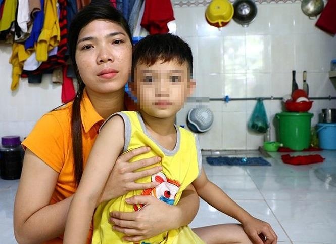 Ngay lan dau di hoc, be trai bi bo quen ca ngay o truong hinh anh
