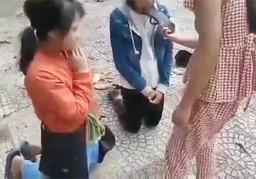 3 nu sinh bi ban bat quy, danh toi tap hinh anh