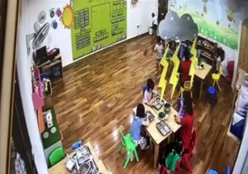 cô giáo nhốt trẻ vào tủ kín ảnh 1 co giao nhot tre vao tu kin anh 1