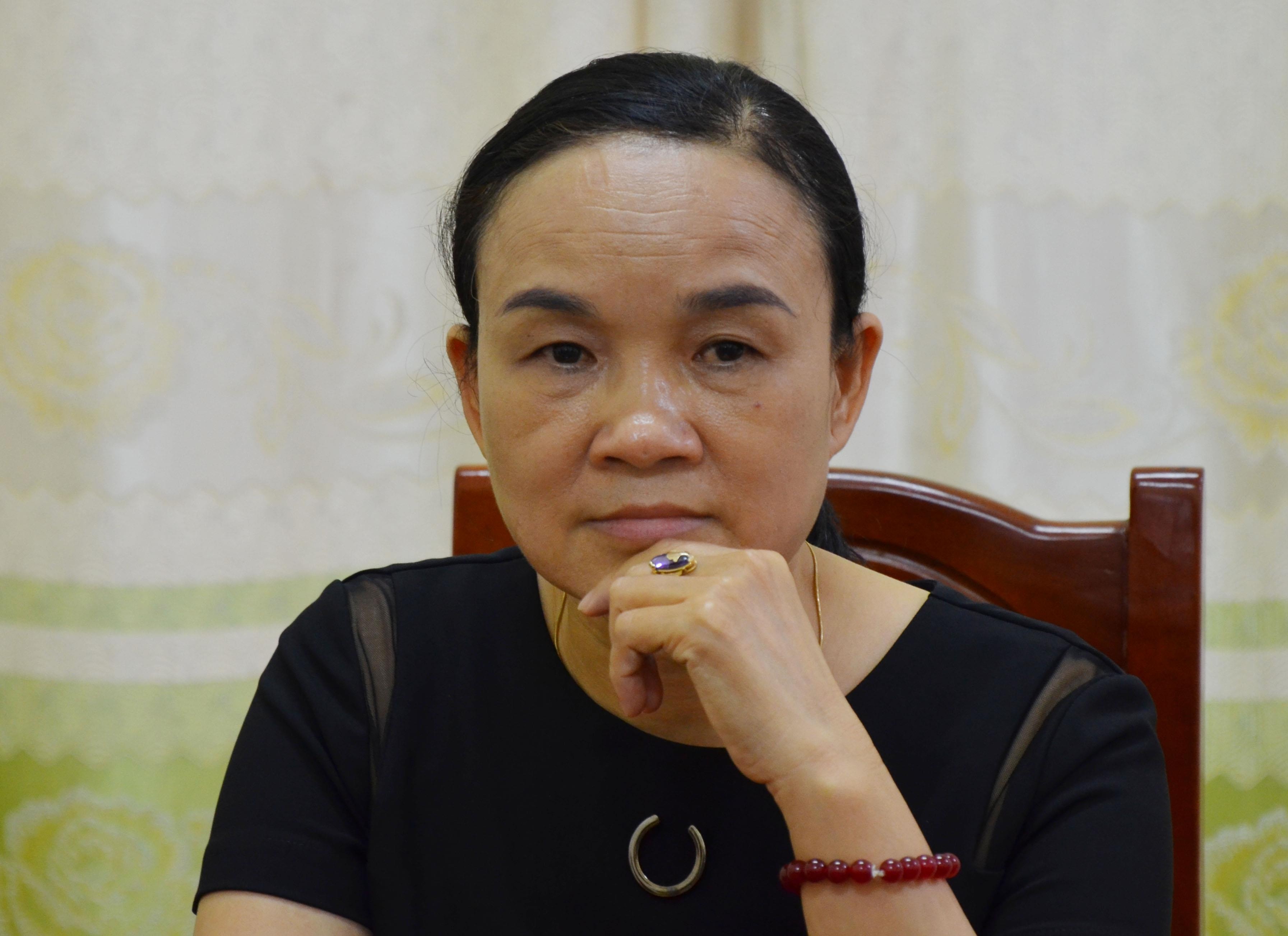 Hieu truong noi khong sai khi bi to vo cam voi hoc sinh gay chan hinh anh