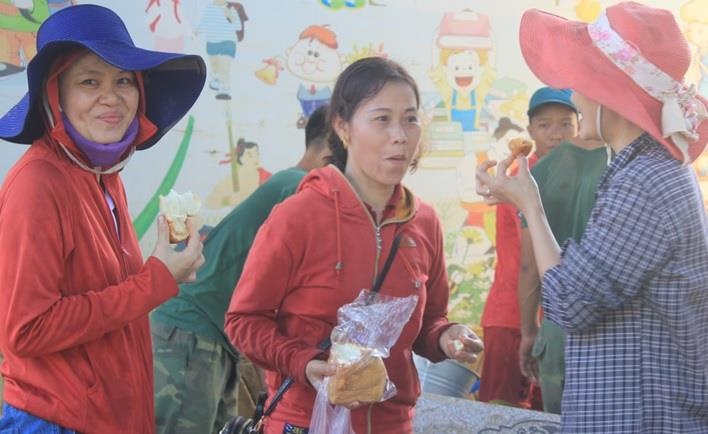 Nhung co giao tam gac viec nha, don bun dat o vung ron lu Tan Hoa hinh anh