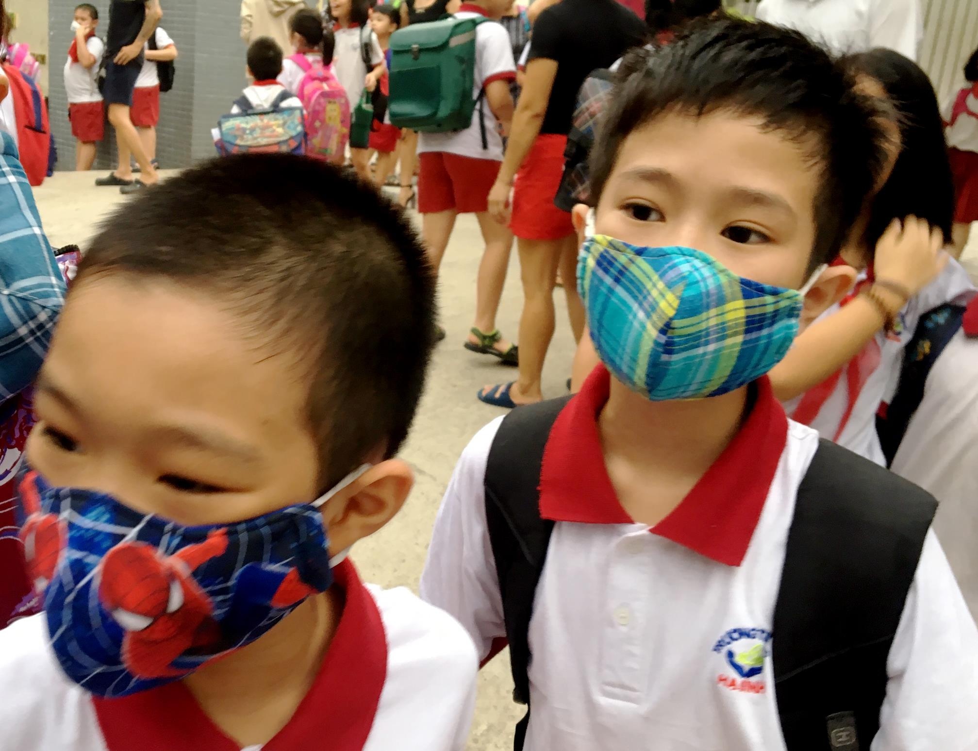 Phu huynh kien nghi cho hoc sinh gan dia diem chay nghi hoc hinh anh