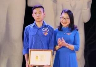 Nam sinh cuu 2 nguoi giua dong nuoc lu duoc Bo GD&DT tang bang khen hinh anh