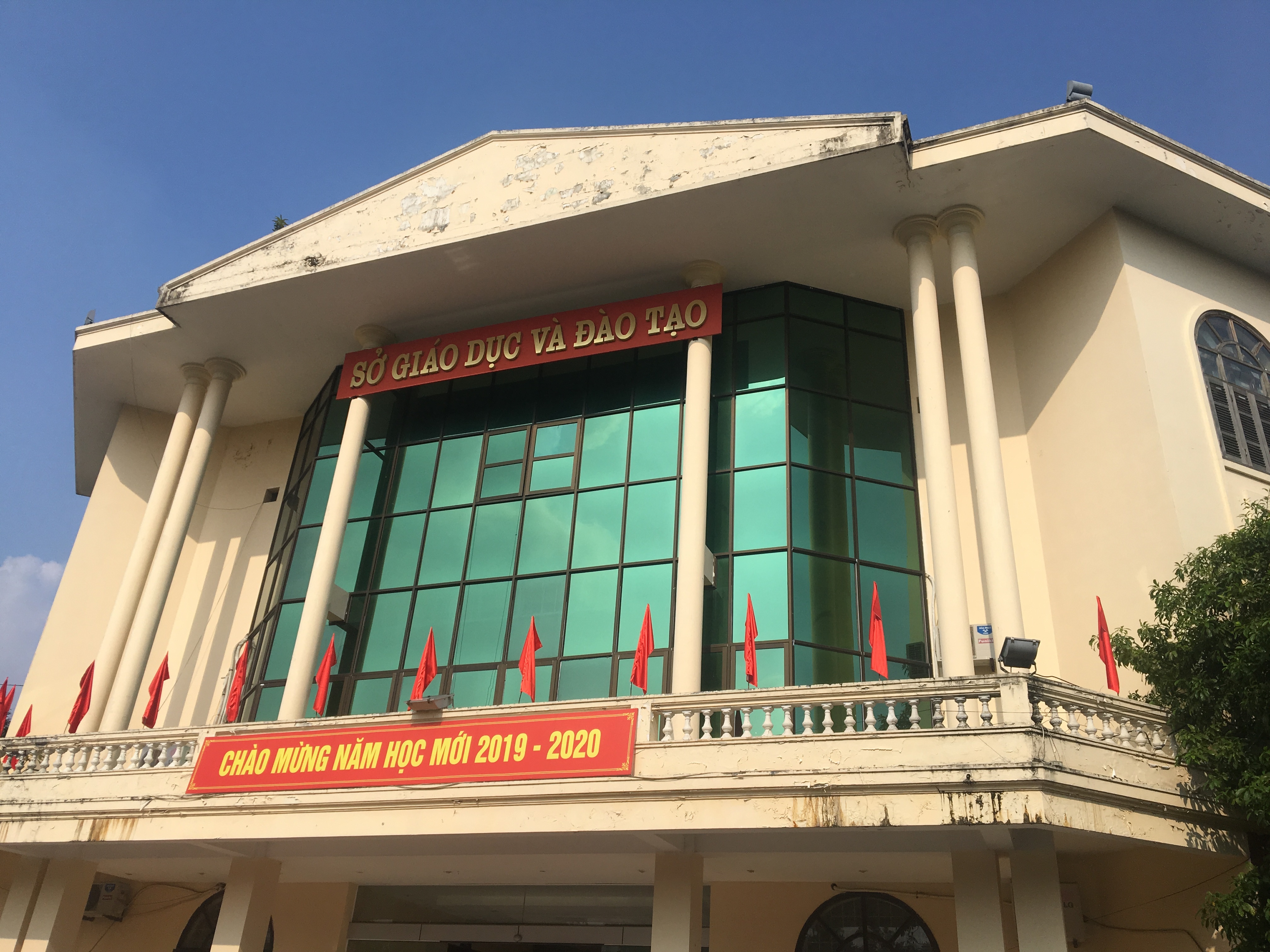 chau be bi bo quen tren xe anh 1