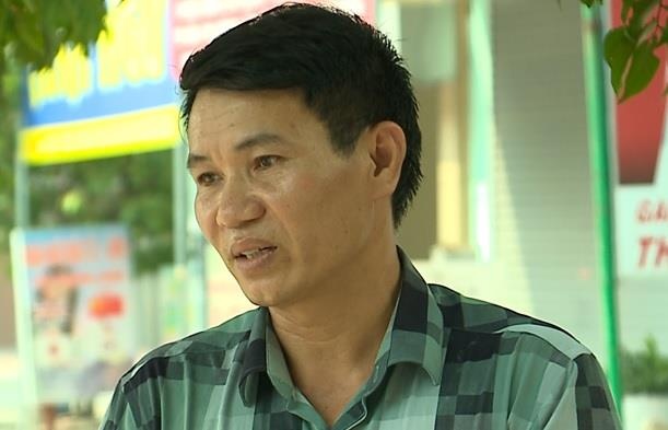 Tai xe de quen tre 3 tuoi 7 tieng tren oto nhan loi hinh anh