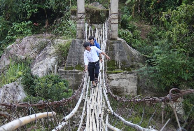 Vao rung sau 'bat' tung hoc tro ra lop hinh anh