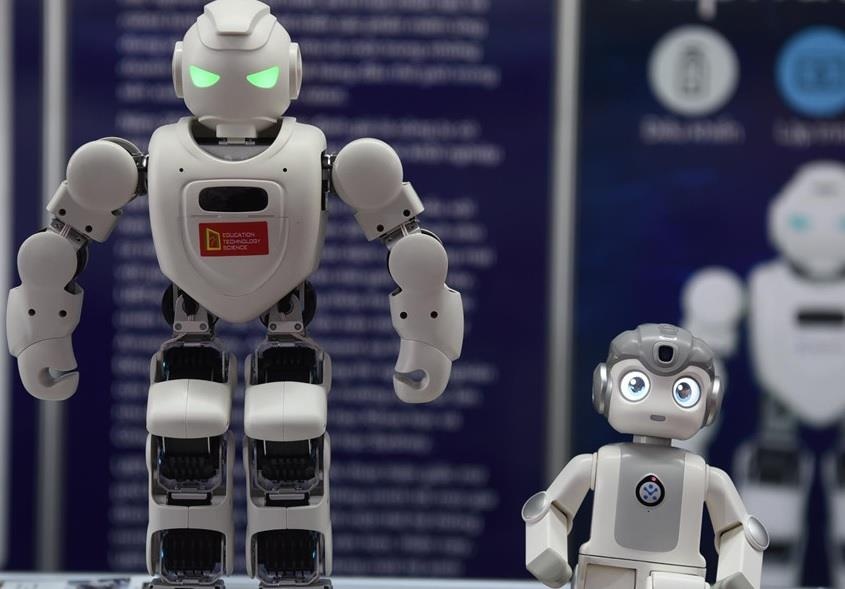 Sinh vien phai lam gi khi robot canh tranh cong viec voi con nguoi? hinh anh