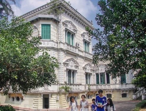 Ve dep cua thu vien nam trong biet thu hon 100 tuoi hinh anh