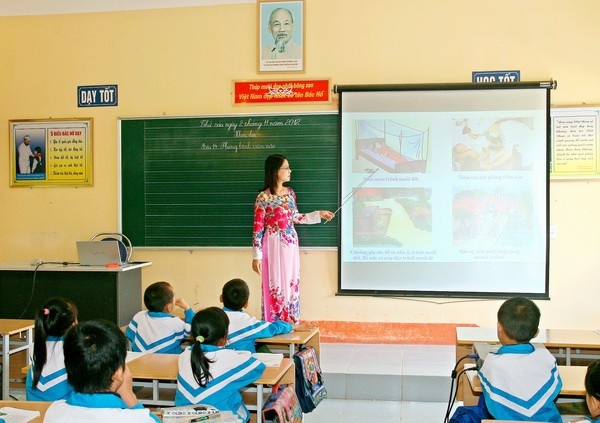 Bo Chinh tri cho xet dac cach giao vien hop dong, sao Ha Noi khong lam hinh anh