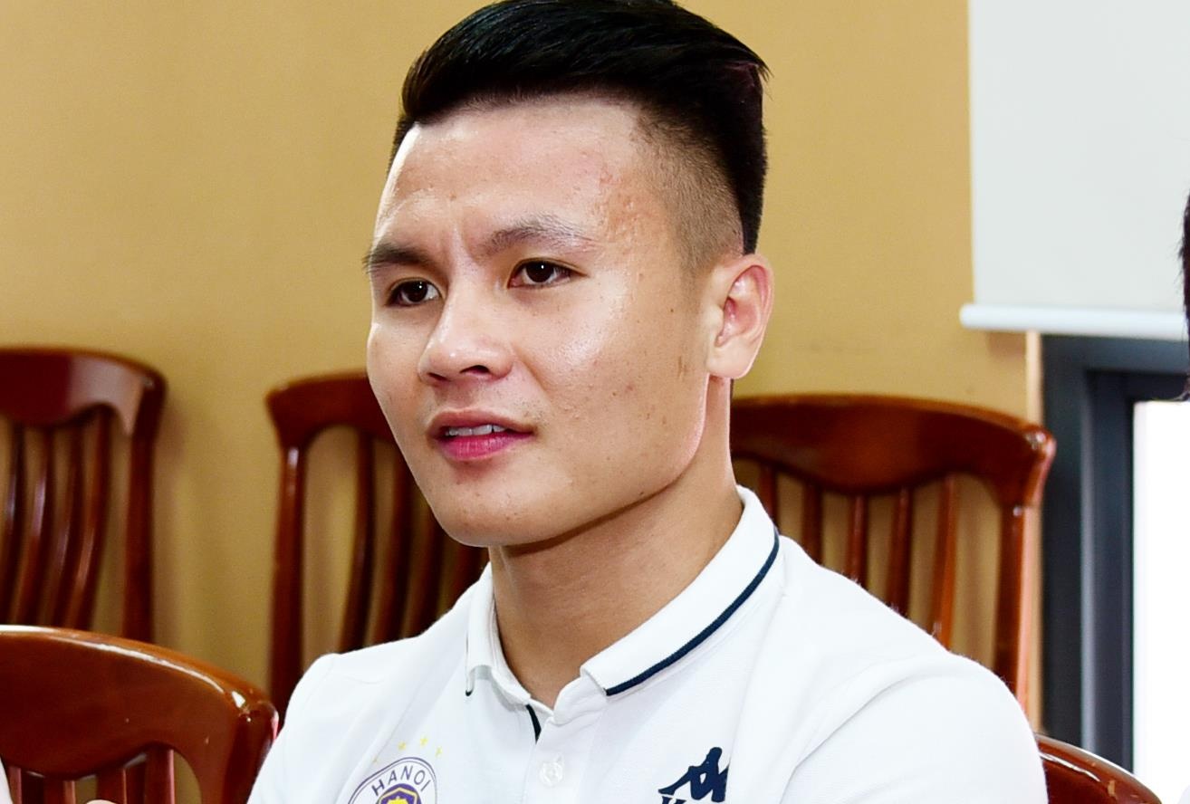 Cau chuyen cua nu sinh mang khoi u 1 kg khien Quang Hai kham phuc hinh anh