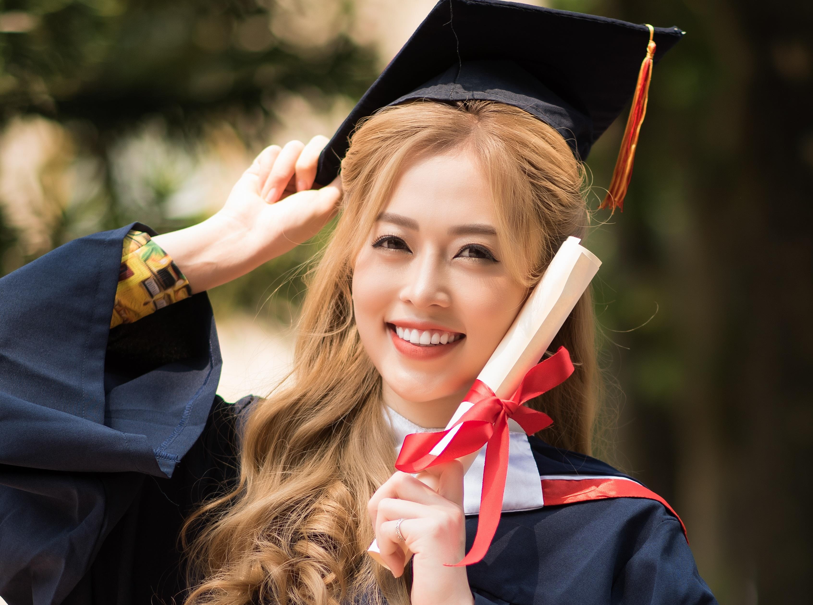 A hau Bui Phuong Nga la sinh vien gioi cua DH Kinh te Quoc dan hinh anh