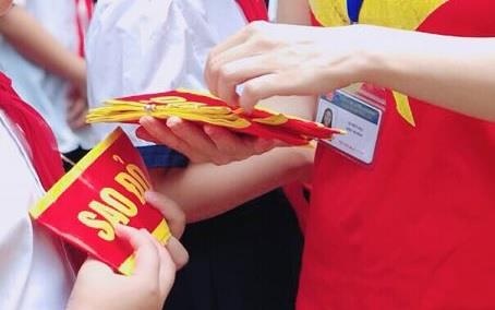 Hoc sinh co do len mang cau cuu vi bi chan danh? hinh anh