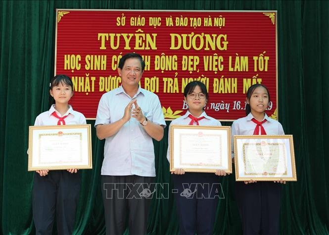 Bieu duong 3 hoc sinh tra lai 50 trieu dong cho nguoi danh roi hinh anh