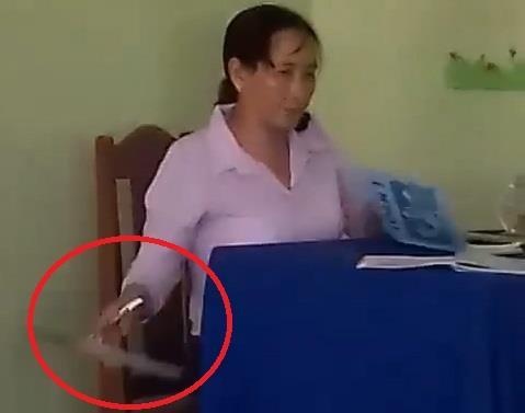 De xuat canh cao co giao nem vo hoc sinh xuong nen gach hinh anh