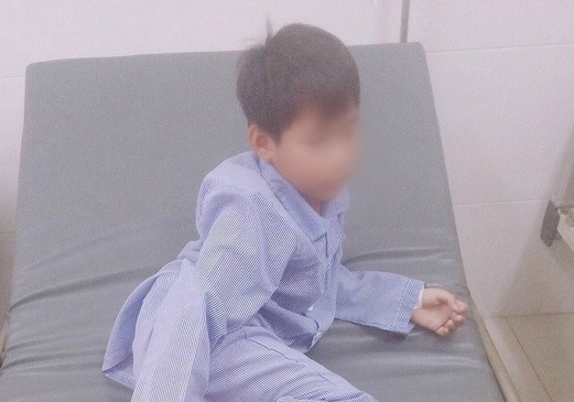 Bi ban xit binh hoi cay, 19 hoc sinh nhap vien hinh anh