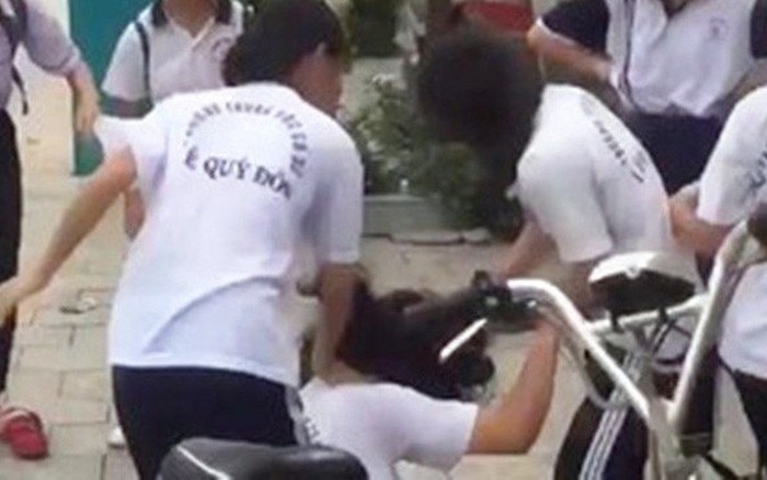 Se hop rut kinh nghiem vu nu sinh danh nhau vi che mau giay cua ban hinh anh