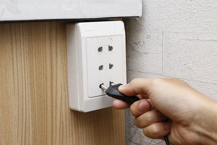 Hoc sinh lop 2 bi dien giat tu vong tai truong hinh anh