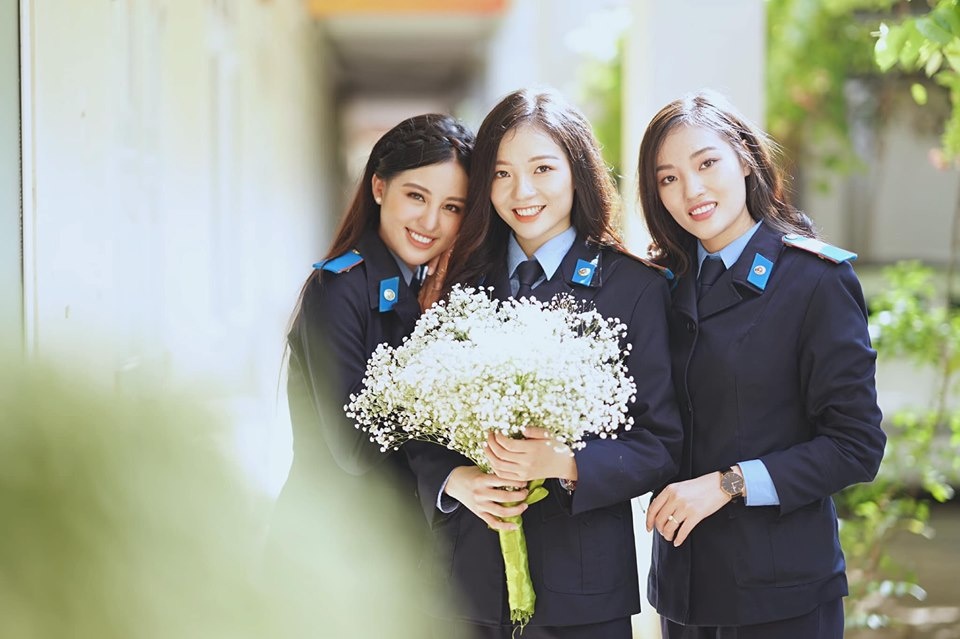 nu sinh hoc vien canh sat anh 9