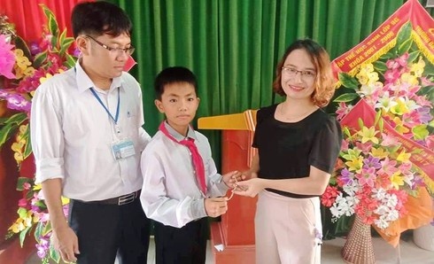 Nhat duoc lac vang, hoc sinh lop 6 o Nghe An tim tra cho nu can bo hinh anh