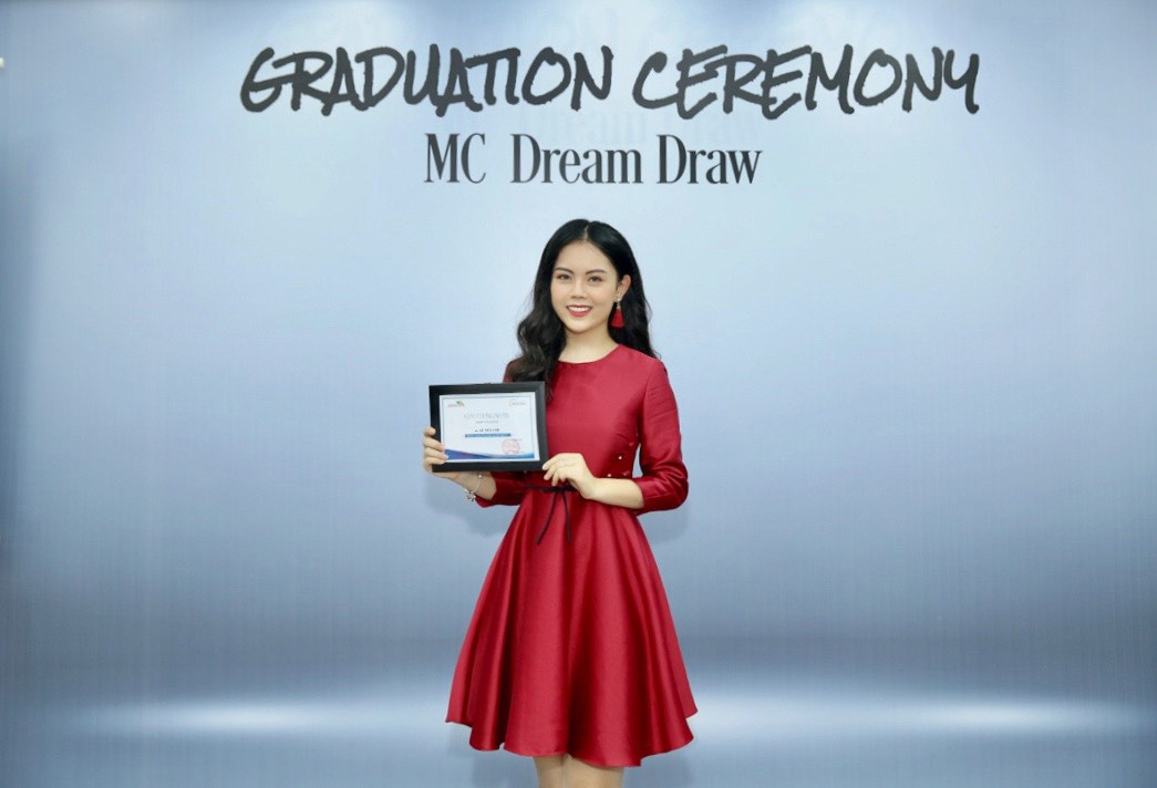 nu sinh dai hoc ngoai thuong anh 9