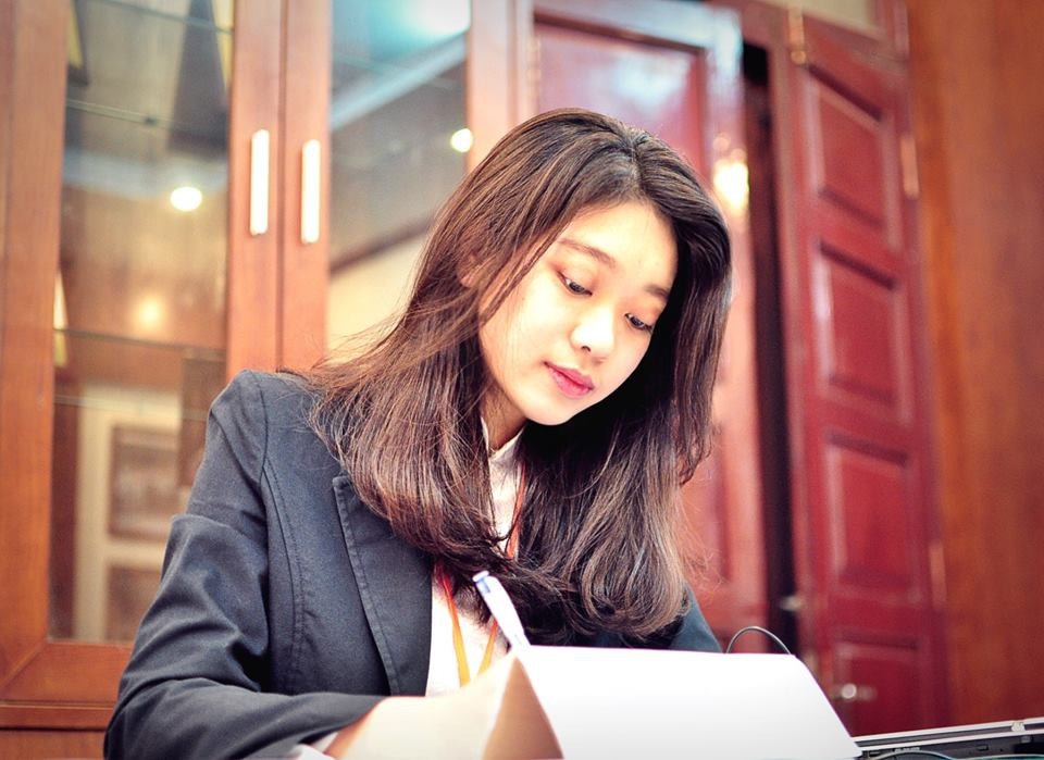 nu sinh xinh dep dai hoc kinh te quoc dan anh 2