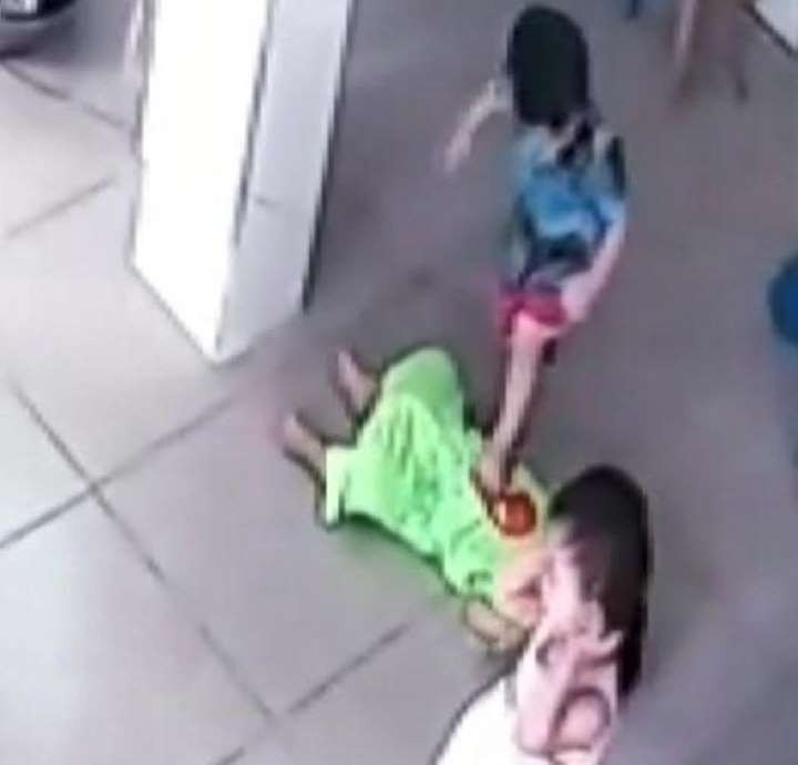 Trẻ bị dẫm đạp ảnh 1 Tre bi dam dap anh 1