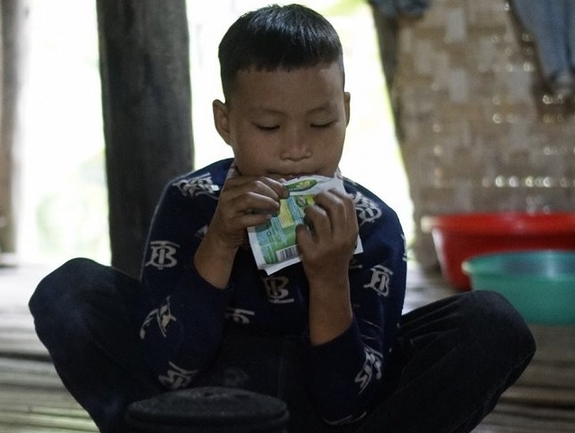 cậu bé sống cô độc ảnh 1 cau be song co doc anh 1