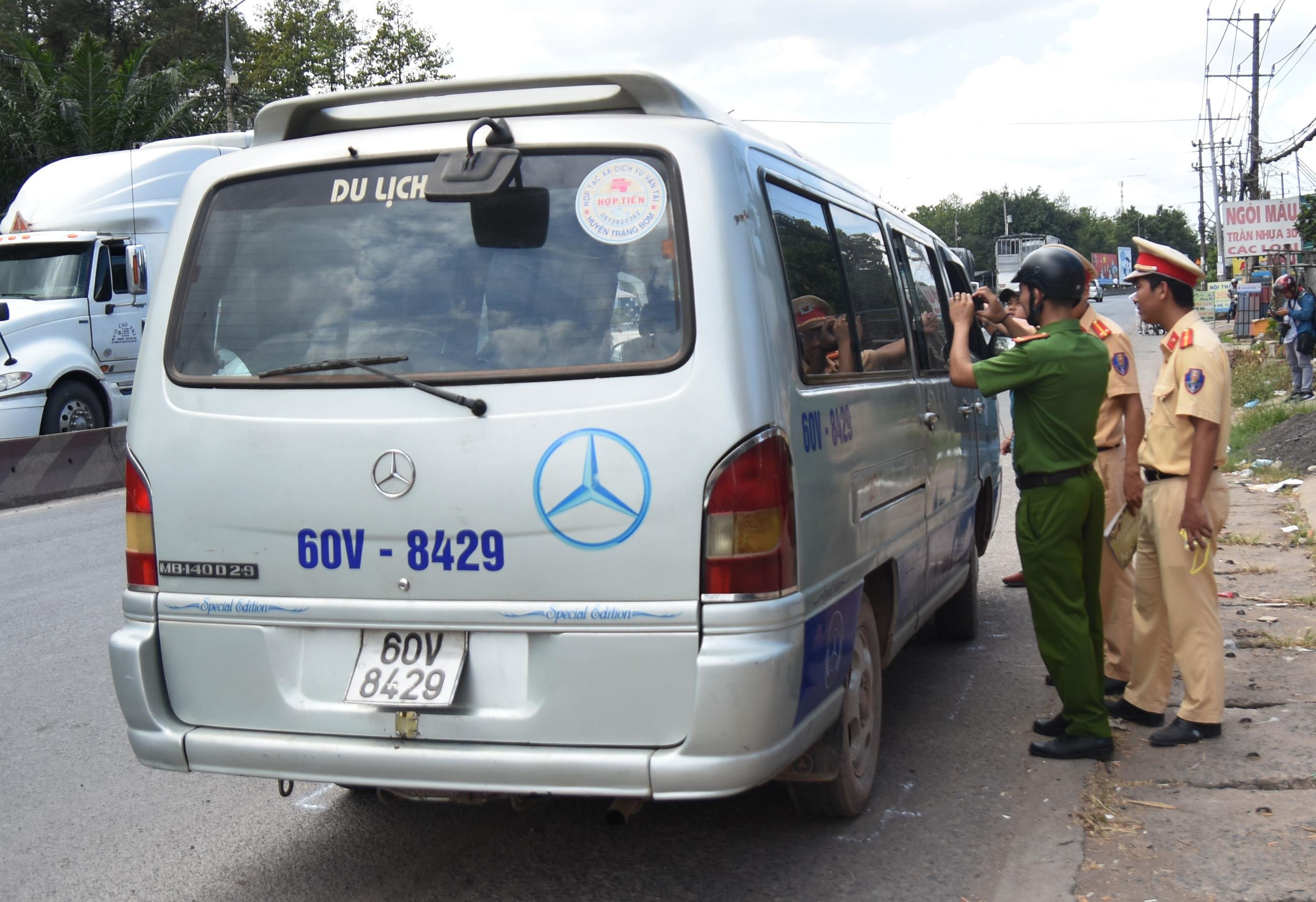 Vu 2 hoc sinh roi khoi oto dua don o Dong Nai: Tai xe noi gi? hinh anh