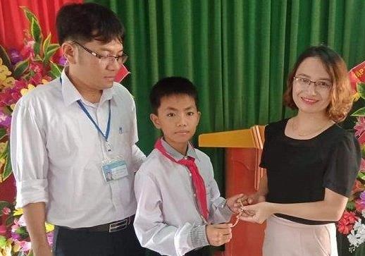 Tang giay khen cho nam sinh nhat duoc vang tra nguoi danh mat hinh anh