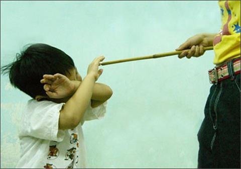 Cu 7 phut co mot tre em bi tuoc di su song vi bao hanh hinh anh