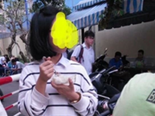 hoc sinh an ngu tren xe anh 6