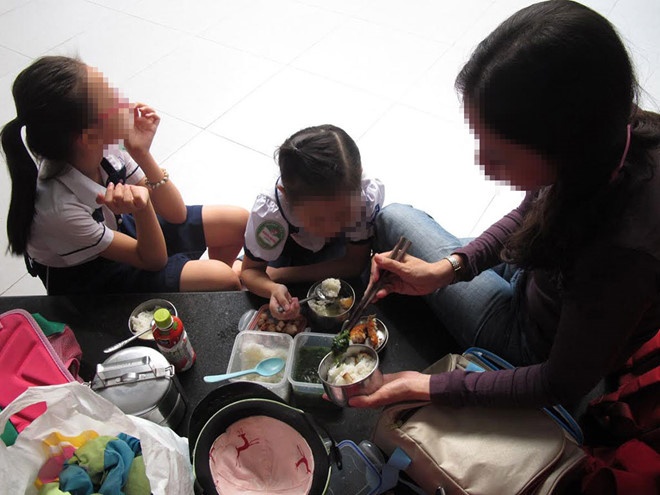 hoc sinh an ngu tren xe anh 5