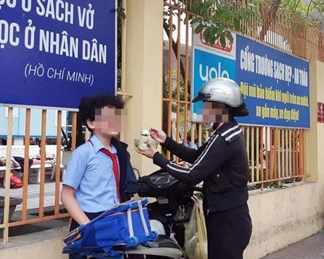 hoc sinh an ngu tren xe anh 2