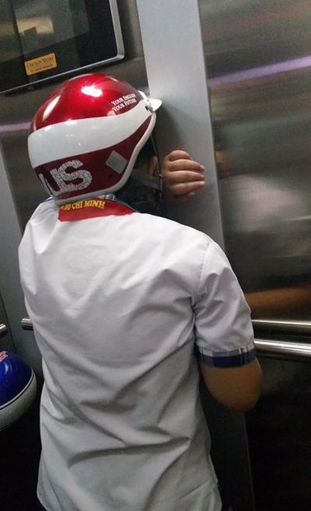 hoc sinh an ngu tren xe anh 3