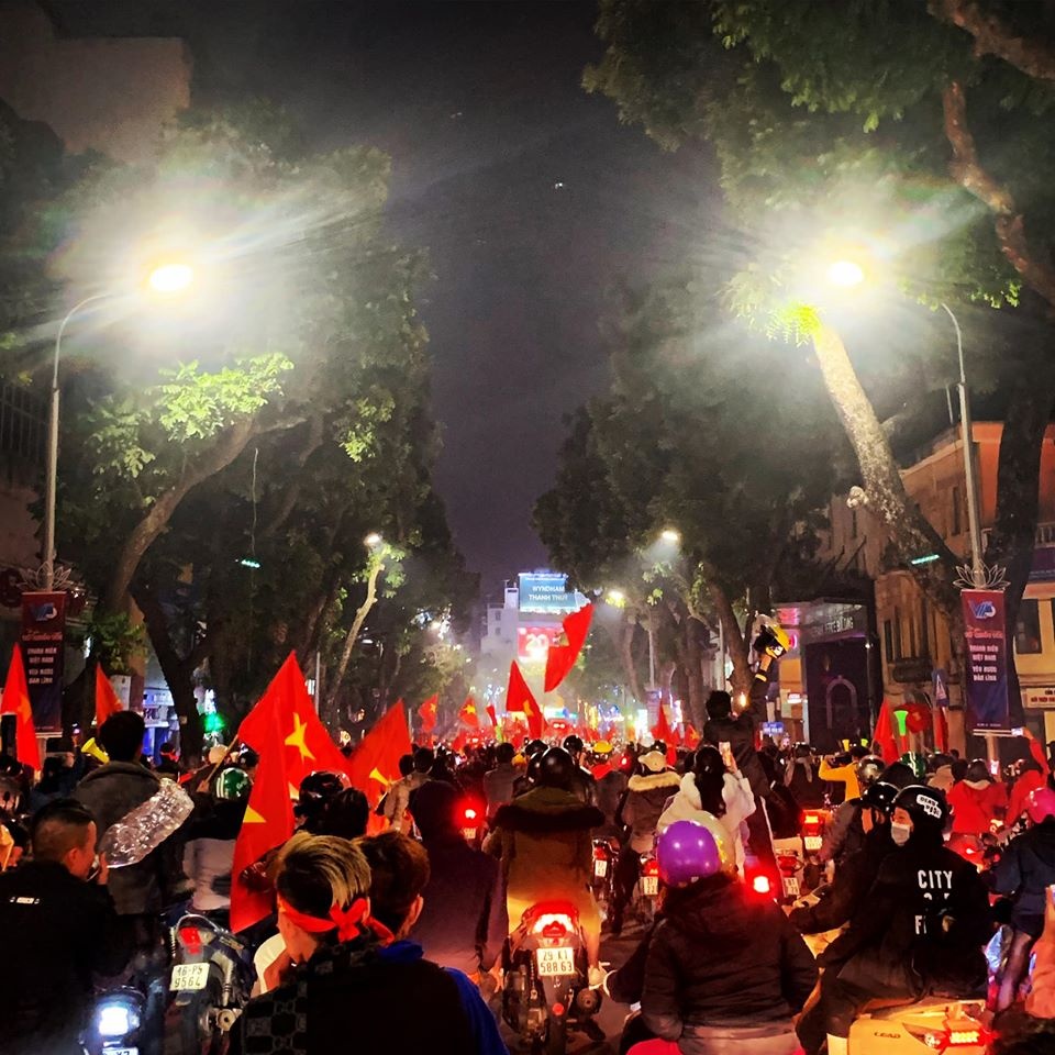 sinh vien xem da bong anh 2